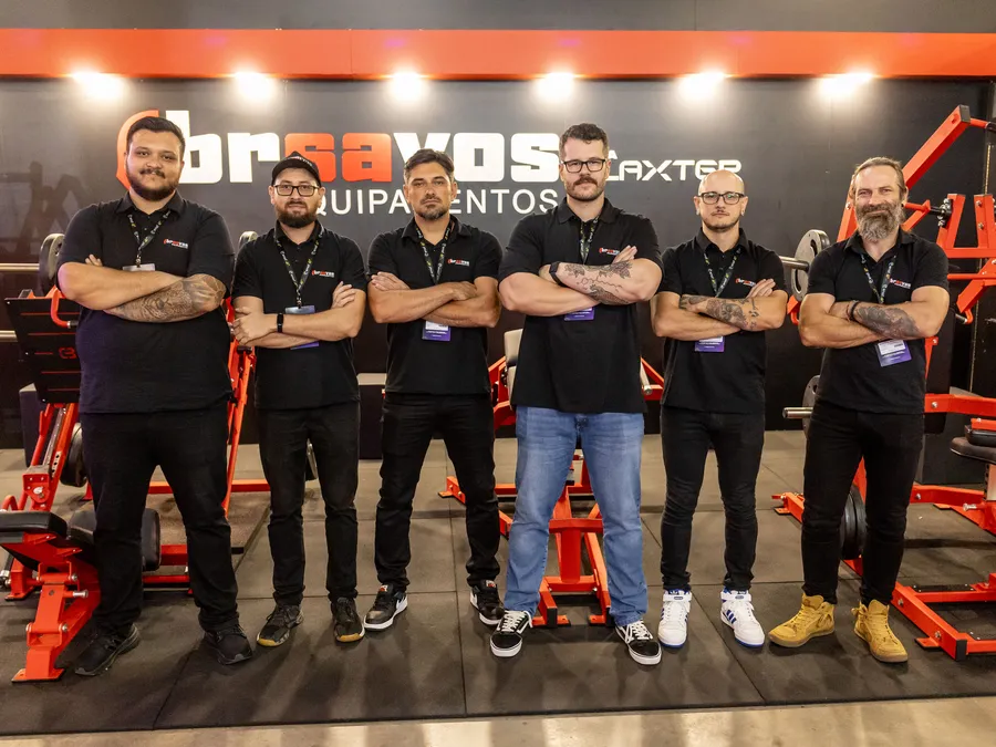 Equipe de expositor no estande da marca