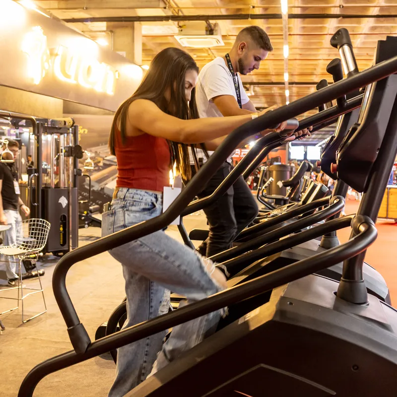 Visitante testando equipamento no estande