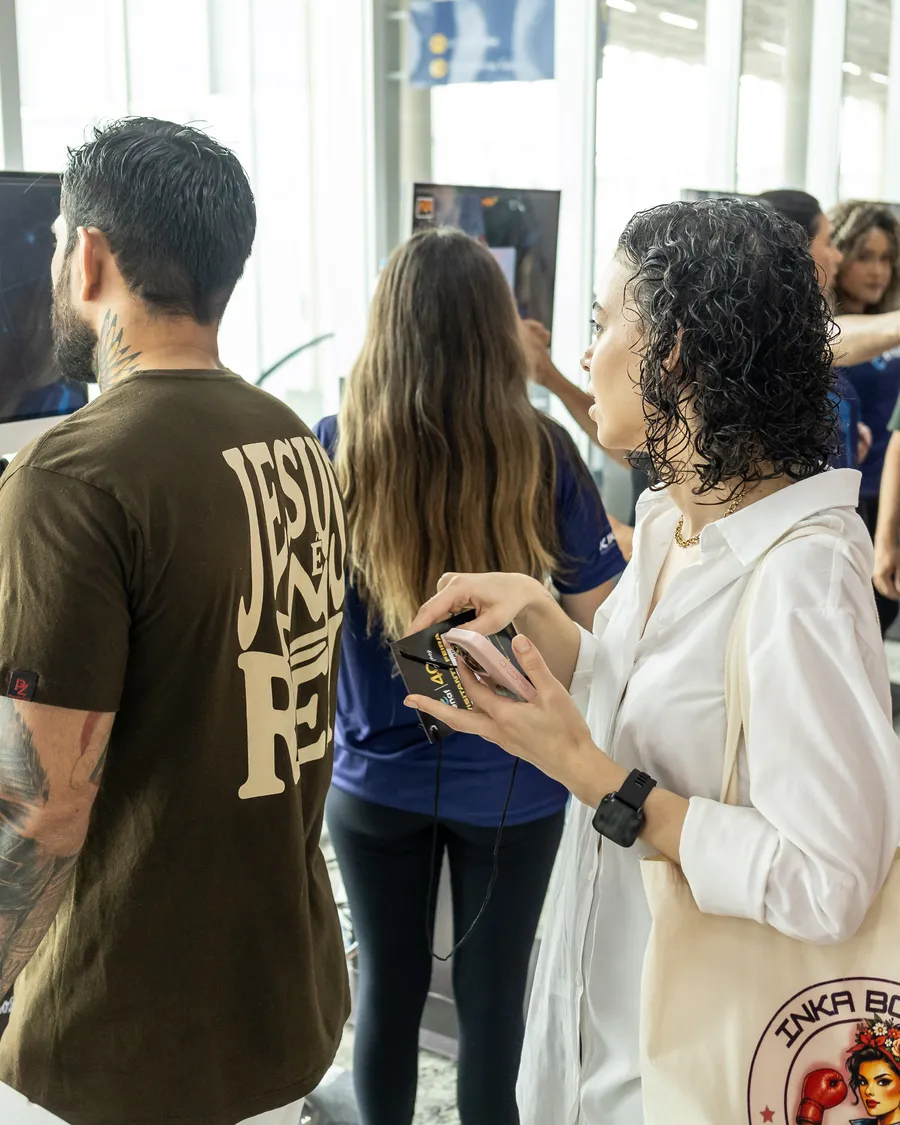 Visitantes circulando entre estandes